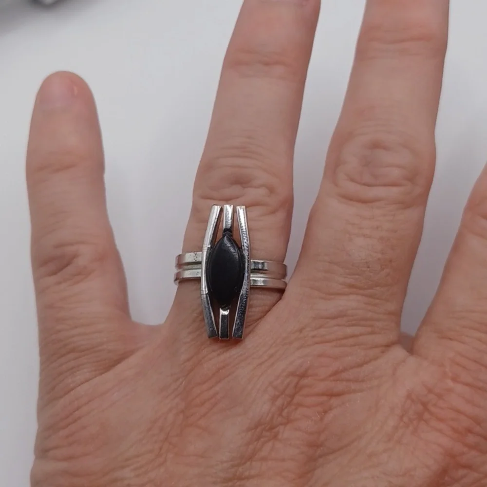 Sarah Coventry Silver Tone Ring With a Black Cabachon Sz 7